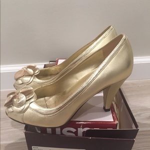 Arturo Chiang Gold peep toe heels, flower detail